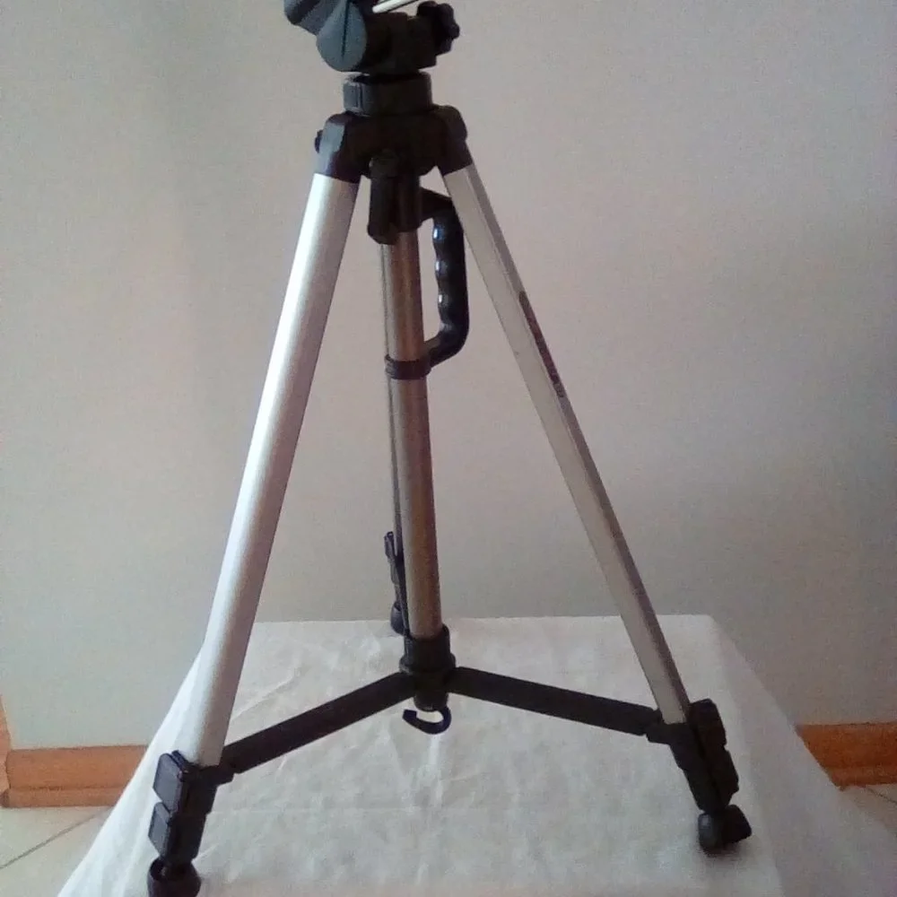 Adjustable camera tripod